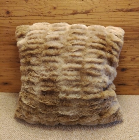 Coussin fourrure ours beige cotelé