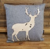 Coussin avec cerf en peau de vache