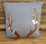 Coussin bois de cerfs en peau