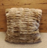 Coussin fourrure ours beige cotelé