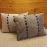 Coussin peau coutures gris-blanc